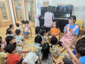 ８月のお誕生会がありました（０、１、２歳児）