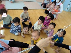 １０月のお誕生会がありました（０、１、２歳児）