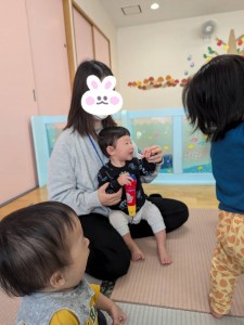 １０月のお誕生会がありました（０、１、２歳児）