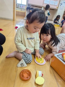 １０月のお誕生会がありました（０、１、２歳児）