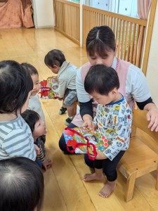 １０月のお誕生会がありました（０、１、２歳児）