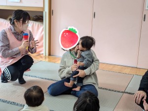 １２月のお誕生会がありました（０、１、２歳児）