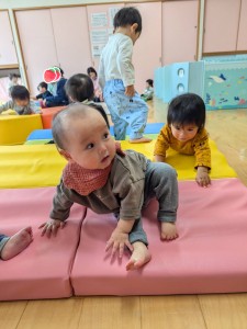 １２月のお誕生会がありました（０、１、２歳児）