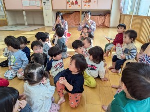 １２月のお誕生会がありました（０、１、２歳児）