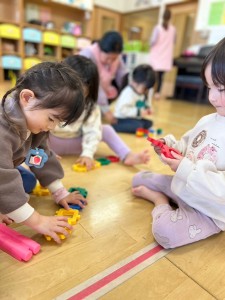 １２月のお誕生会がありました（０、１、２歳児）