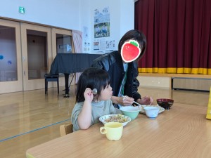 １２月のお誕生会がありました（０、１、２歳児）