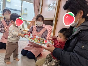 ２月のお誕生会がありました（０、１、２歳児）