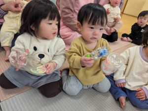 ２月のお誕生会がありました（０、１、２歳児）