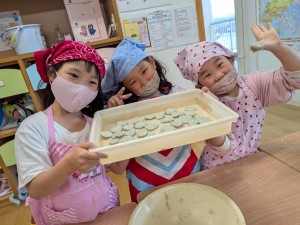 よもぎつみ・おやきづくりをしました（４歳児れんげ組、５歳児さくら組）