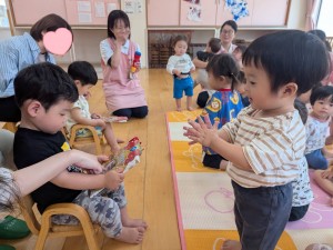 ５月のお誕生会がありました（０．１．２歳児クラス）