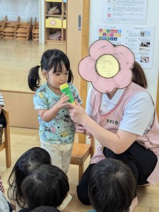 ５月のお誕生会がありました（０．１．２歳児クラス）
