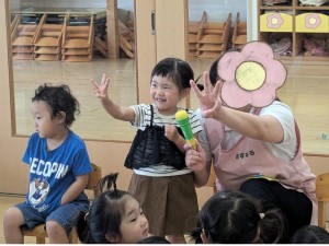 ５月のお誕生会がありました（０．１．２歳児クラス）
