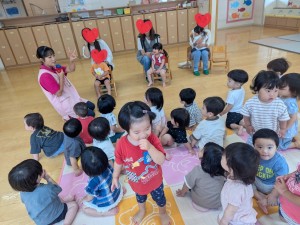 １０月のお誕生会がありました（０・１・２歳児）