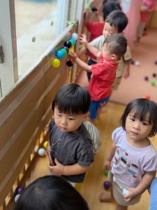 １０月のお誕生会がありました（０・１・２歳児）