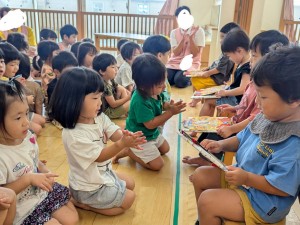 １０月のお誕生会がありました（０・１・２歳児）