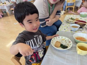 １０月のお誕生会がありました（０・１・２歳児）