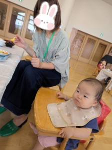 １０月のお誕生会がありました（０・１・２歳児）