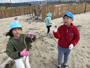 海岸清掃に行きました（５歳児さくら組）