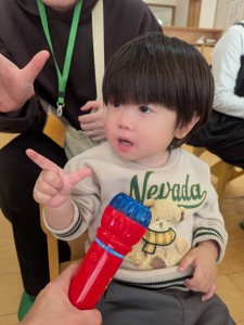 １１月のお誕生会がありました（０・１・２歳児）