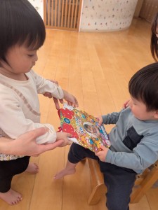 １１月のお誕生会がありました（０・１・２歳児）