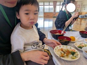 １１月のお誕生会がありました（０・１・２歳児）