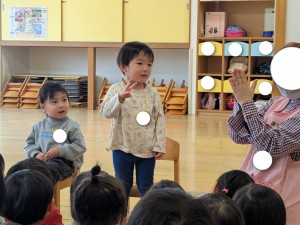 １２月のお誕生会がありました（０・１・２・歳児）