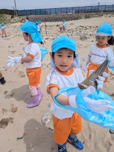 海岸清掃に行きました！（5歳児さくらぐみ）